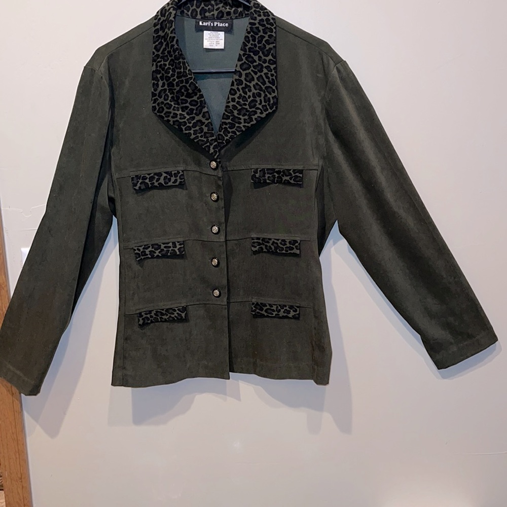 Green jacket leopard Pattern black and gold button
